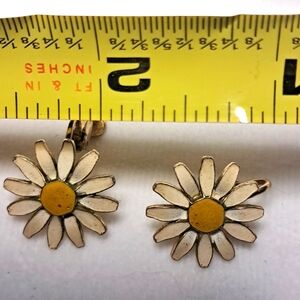 Vintage metal & enamel daisy earrings